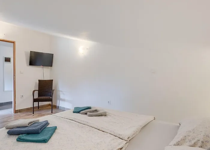 Katarina - By Guide Vila *